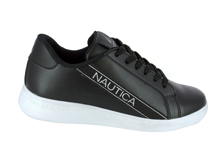 Tenis Nautica color negro con suela blanca y logotipo lateral blanco.