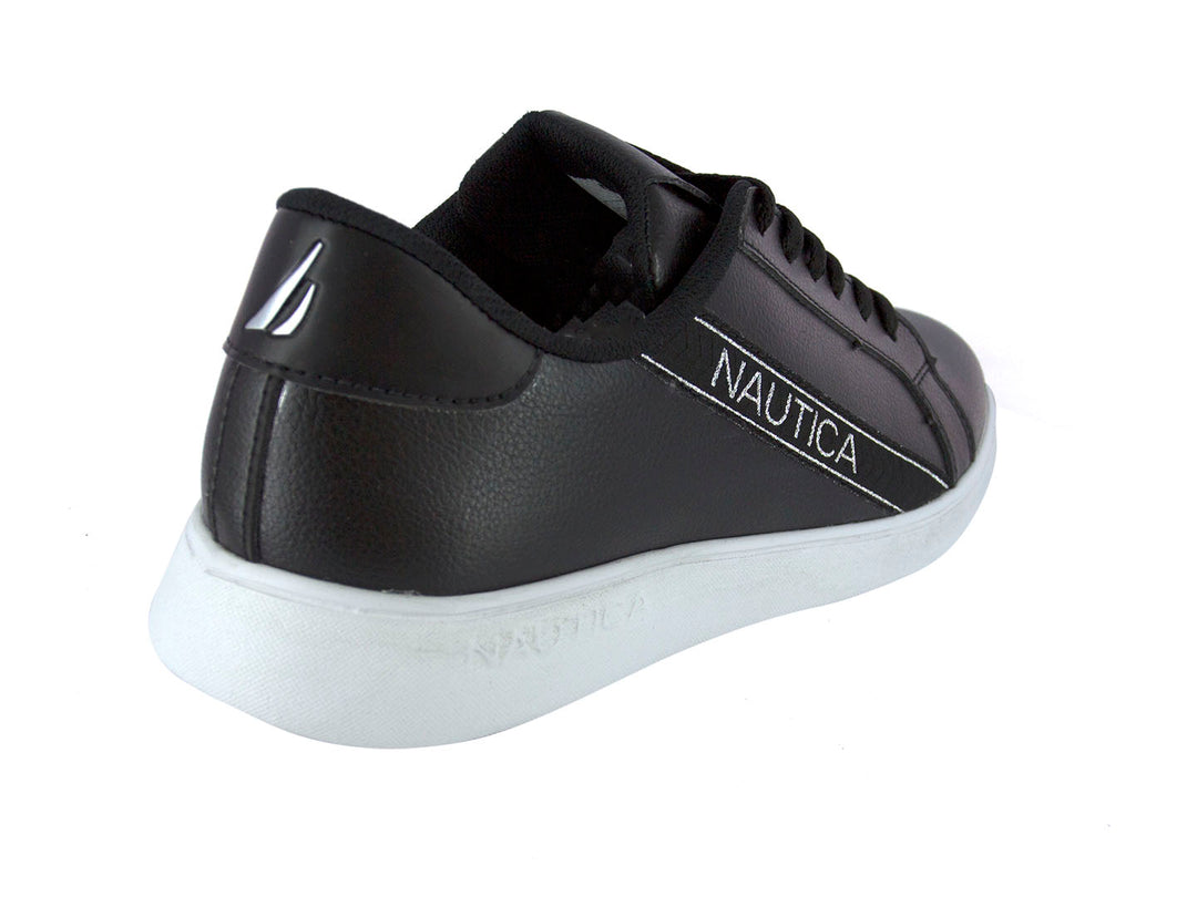 Tenis Nautica color negro con suela blanca y logotipo lateral blanco.