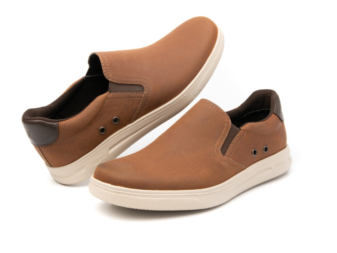 Tenis Flexi Griezman para hombre en color miel con suela blanca y diseño slip-on.