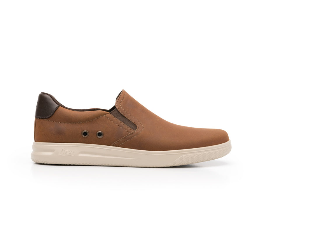 Tenis Flexi Griezman para hombre en color miel con suela blanca y diseño slip-on.
