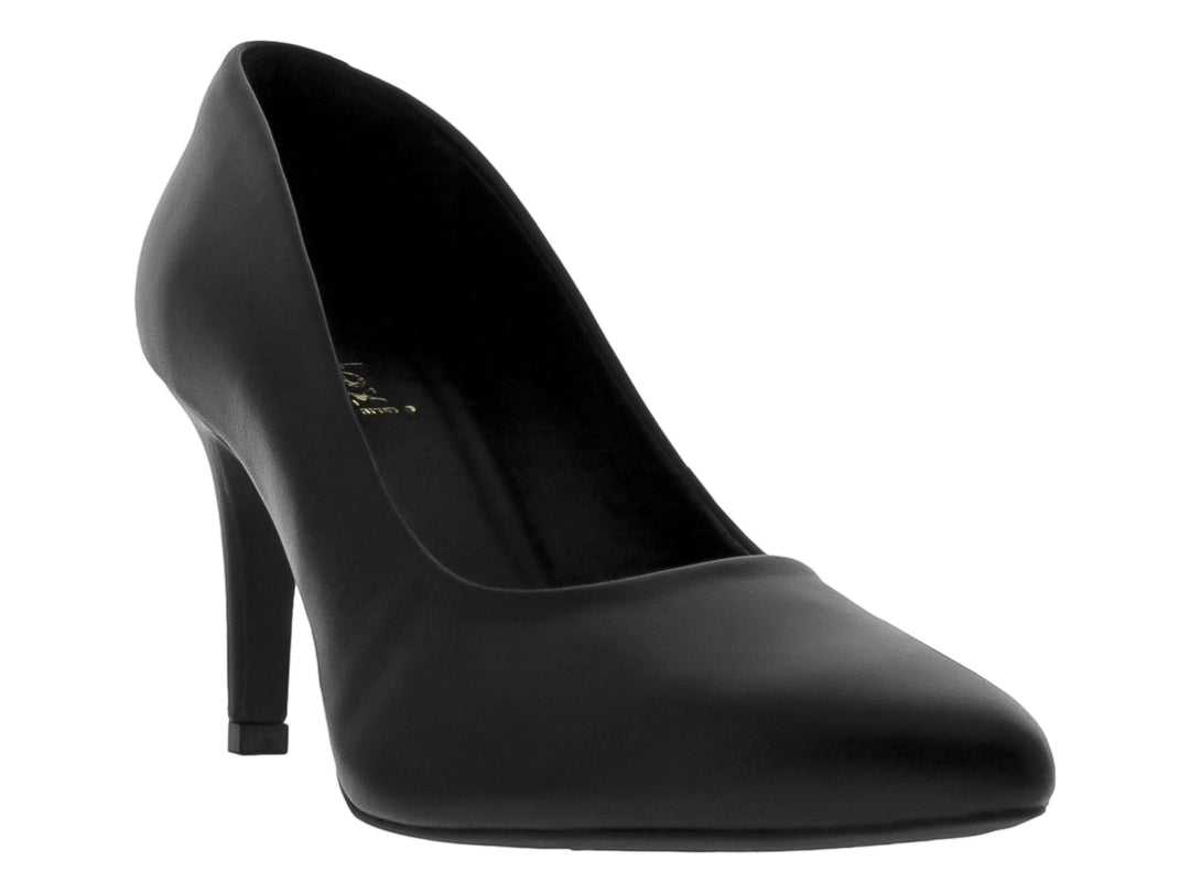Zapato de tacón alto cerrado en color negro mate de piel para mujer.