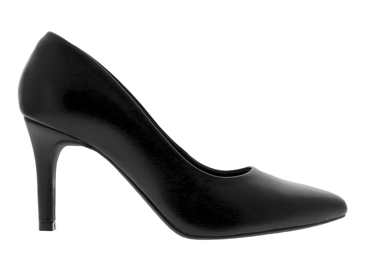 Zapato de tacón alto cerrado en color negro mate de piel para mujer.