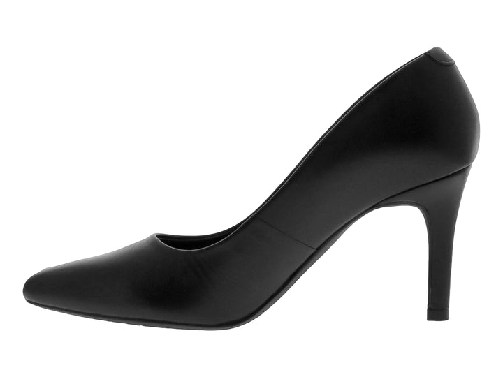 Zapato de tacón alto cerrado en color negro mate de piel para mujer.