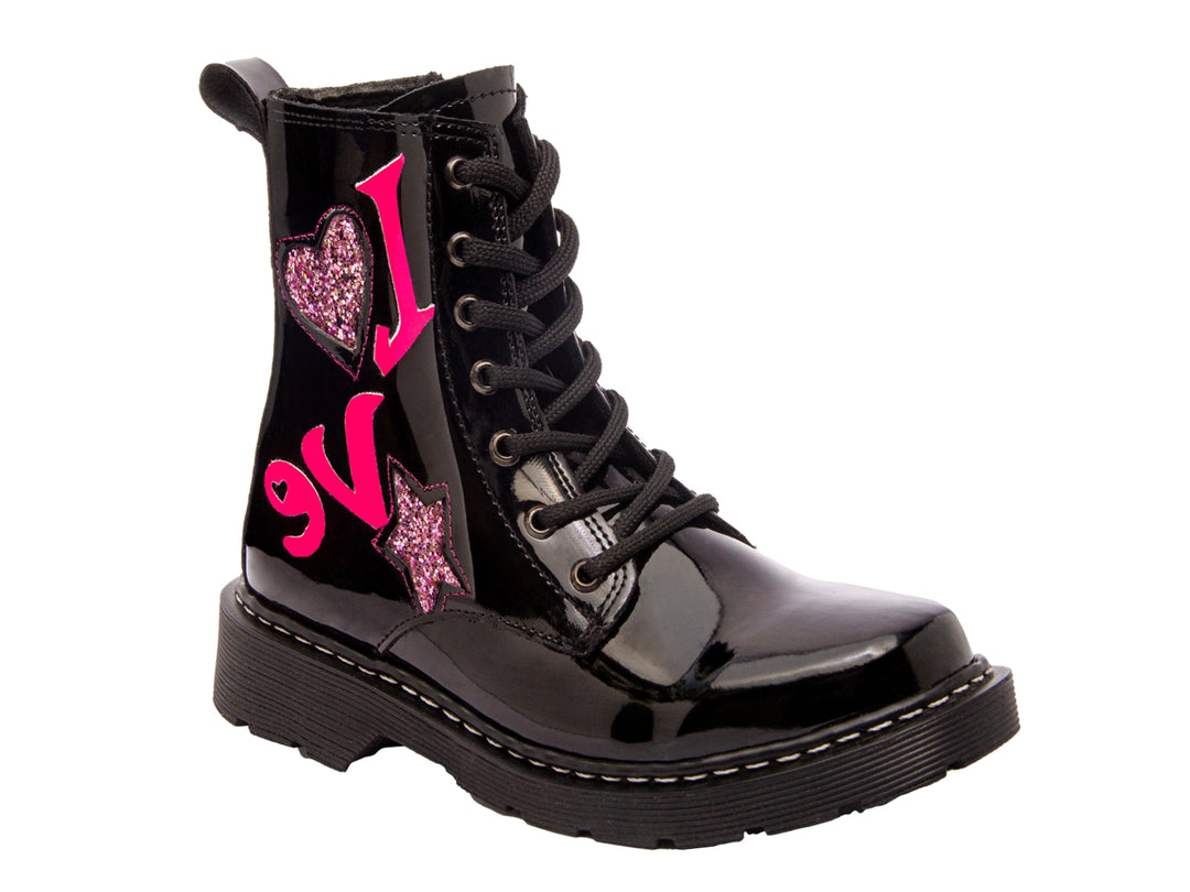Bota de charol negro para niña con detalles brillantes en color rosa y agujetas negras.