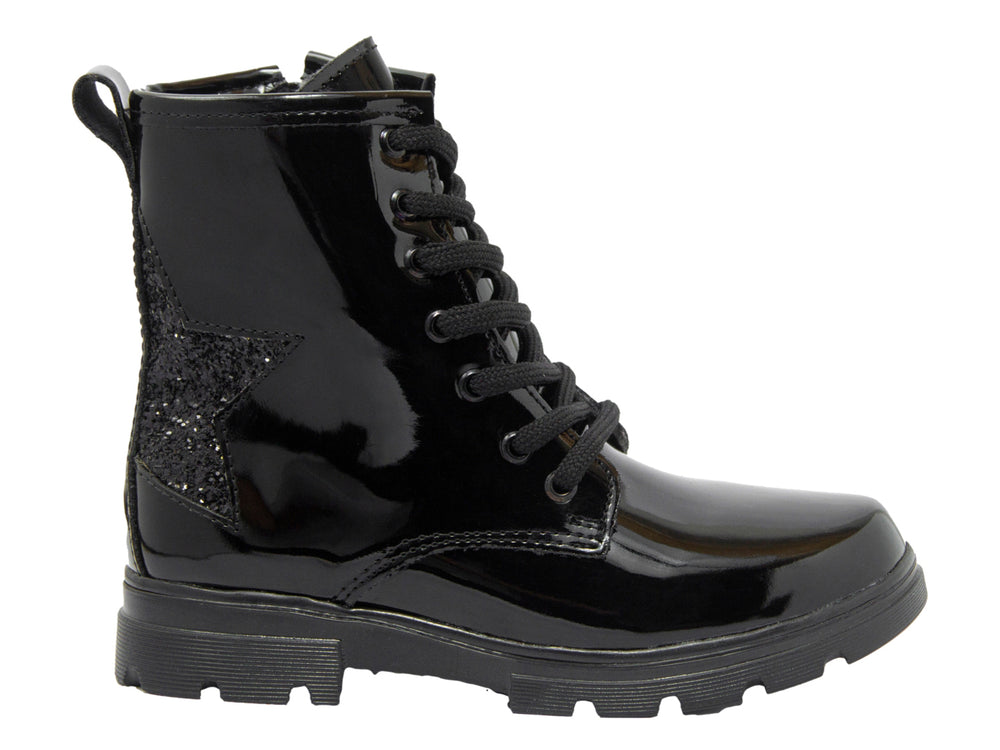 Bota negra de charol para niña con agujetas y suela gruesa.