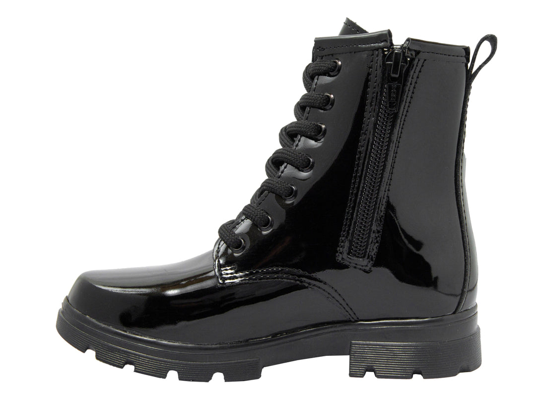 Bota negra de charol para niña con agujetas y suela gruesa.