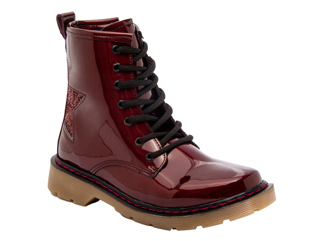 Botas para niña en color vino de charol brillante con agujetas negras y suela dentada café.