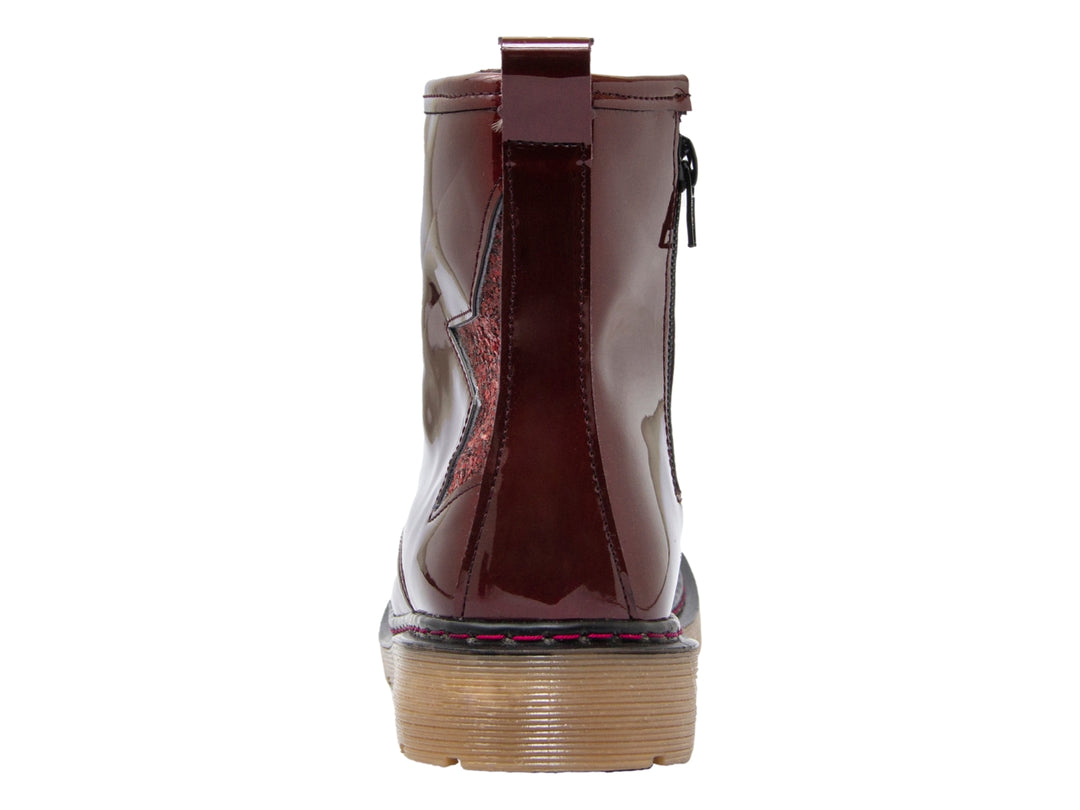 Botas para niña en color vino de charol brillante con agujetas negras y suela dentada café.