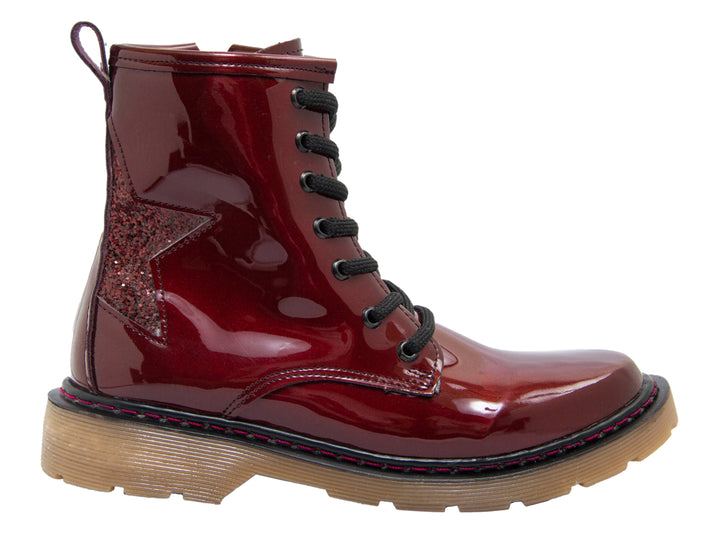 Botas para niña color vino con acabado brillante y cordones negros.
