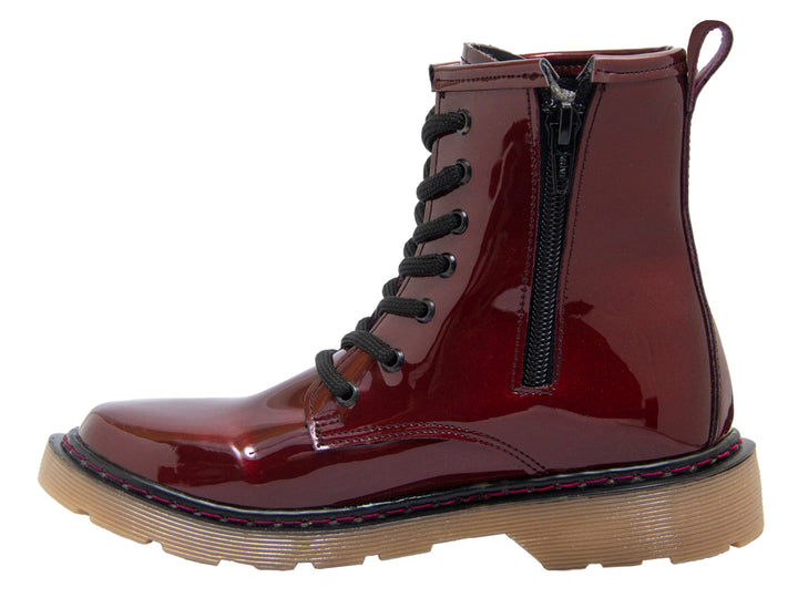 Botas para niña color vino con acabado brillante y cordones negros.