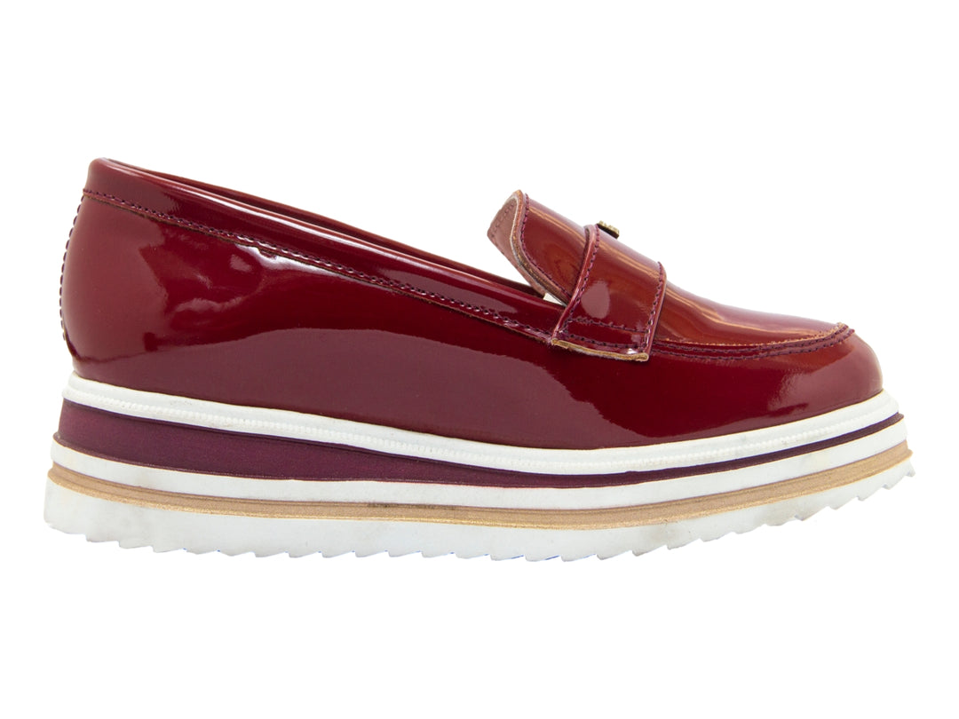 Zapato mocasín para niño en charol color vino con suela blanca de plataforma
