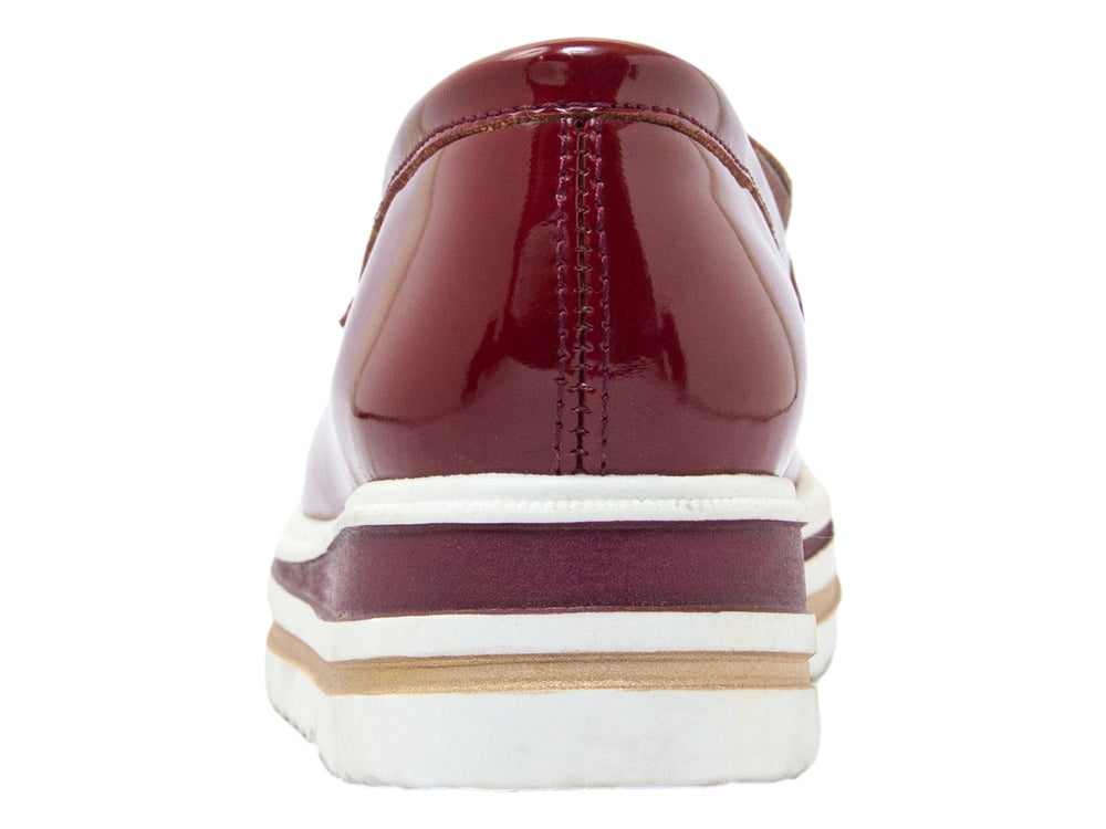 Zapato mocasín para niño en charol color vino con suela blanca de plataforma