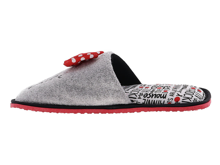 Pantuflas grises para mujer con suela roja y moños decorativos rojos con puntos blancos.