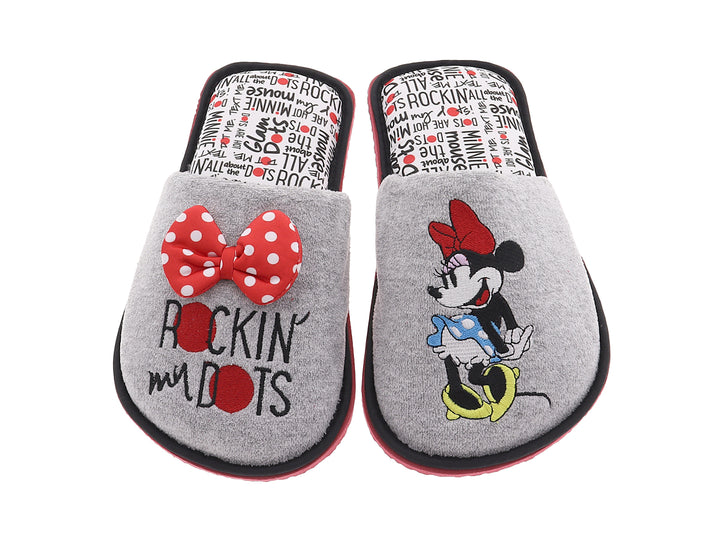 Pantuflas grises para mujer con suela roja y moños decorativos rojos con puntos blancos.