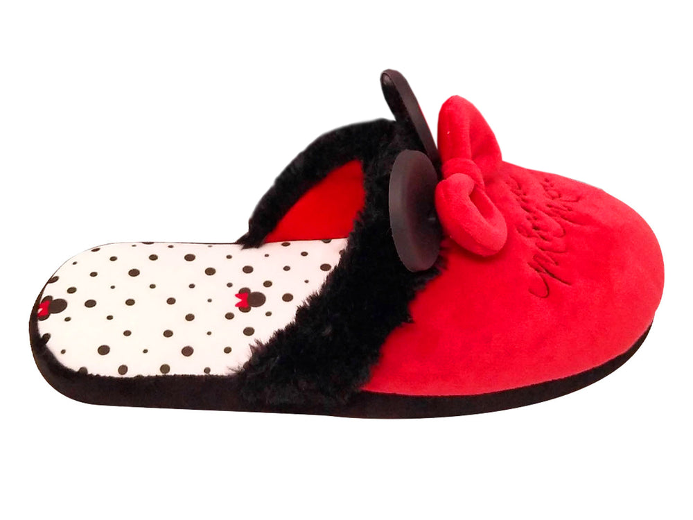 Pantuflas rojas de peluche con moño rojo, orejas negras y plantilla blanca con puntos negros.