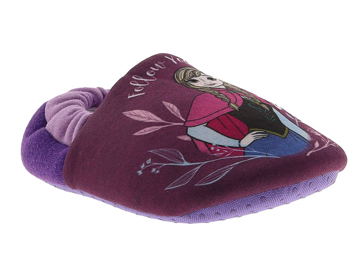Pantufla lila con estampado de personaje y texto decorativo.