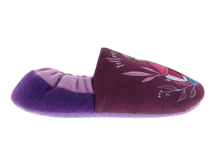 Pantufla lila con estampado de personaje y texto decorativo.