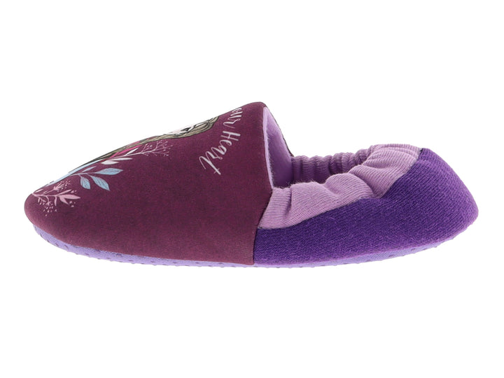 Pantufla lila con estampado de personaje y texto decorativo.