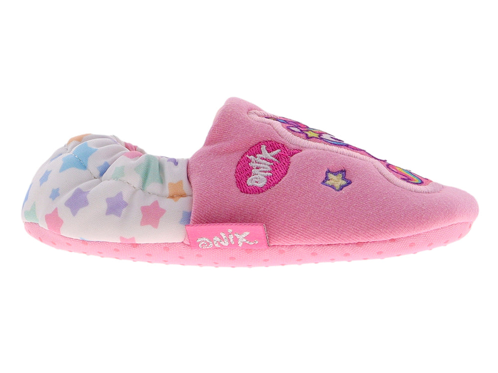 Pantuflas rosas para niña con parche de unicornio y talón multicolor.