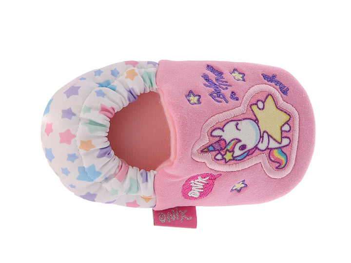 Pantuflas rosas para niña con parche de unicornio y talón multicolor.