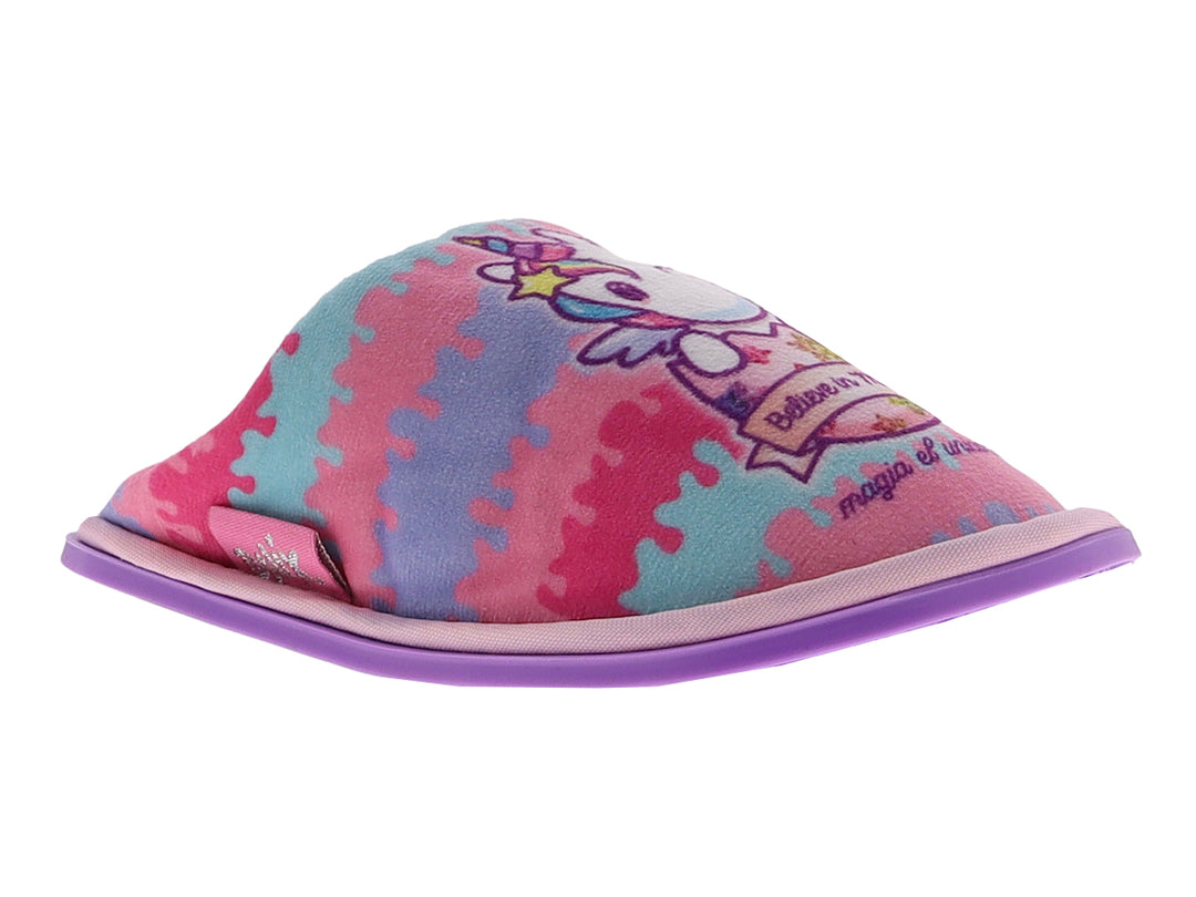 Pantuflas para niña con diseño multicolor en rosa y azul y suela lila.