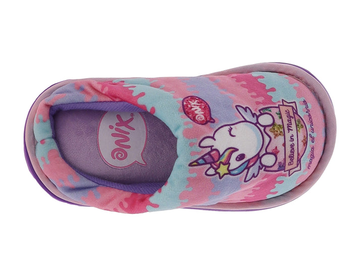 Pantuflas para niña con diseño multicolor en rosa y azul y suela lila.