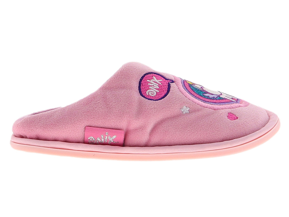 Pantuflas rosas para niña con parche de unicornio y detalles de estrellas.