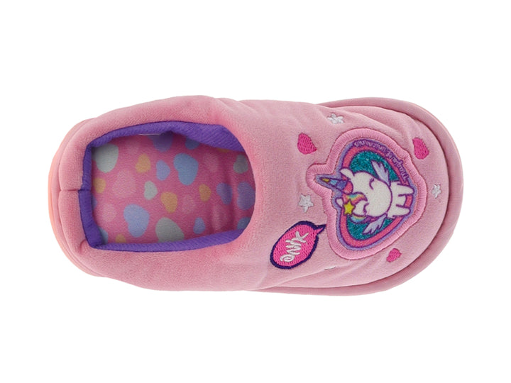 Pantuflas rosas para niña con parche de unicornio y detalles de estrellas.