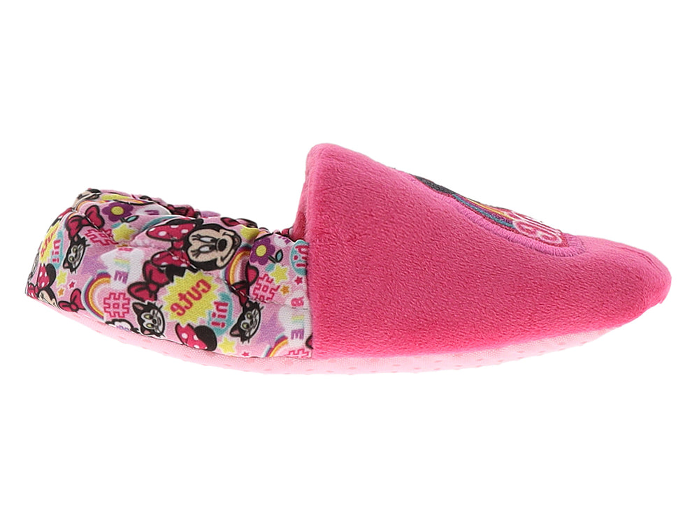 Pantuflas fucsia de Minnie Mouse para niña con textura de peluche y detalles estampados en el talón.