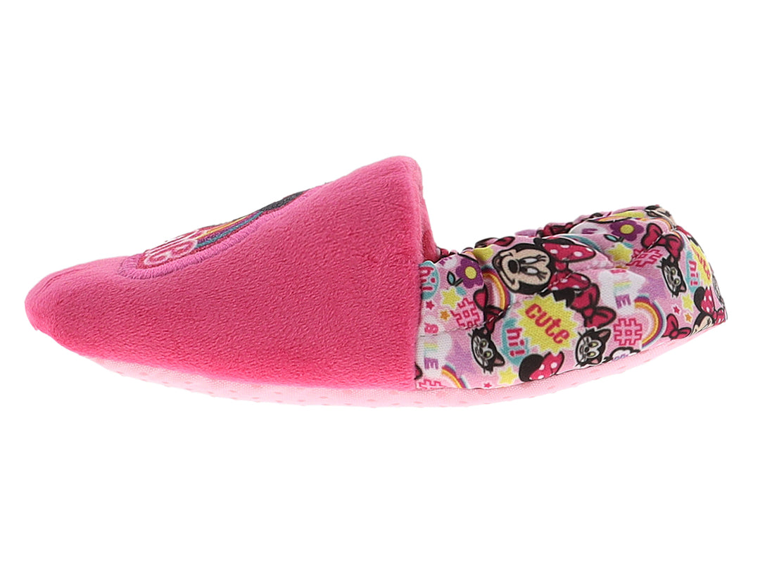 Pantuflas fucsia de Minnie Mouse para niña con textura de peluche y detalles estampados en el talón.