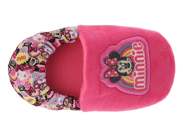 Pantuflas fucsia de Minnie Mouse para niña con textura de peluche y detalles estampados en el talón.