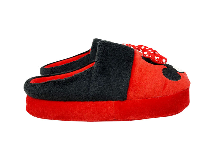 Pantuflas rojas y negras de Minnie Mouse para niña con un moño decorativo.