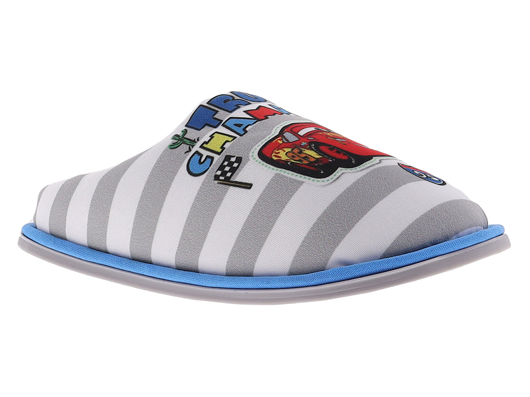Pantufla para niño con diseño de rayas blancas y grises, suela azul y estampado de Rayo McQueen.