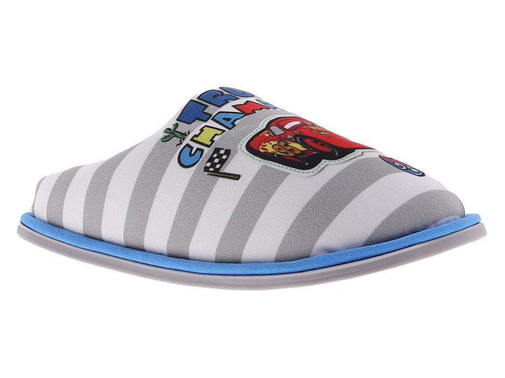 Pantufla para niño con diseño de rayas blancas y grises, suela azul y estampado de Rayo McQueen.
