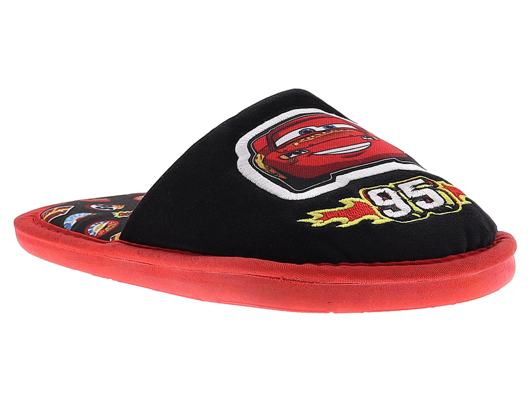 Pantuflas negras y rojas para niño con estampado de Rayo McQueen de la película Cars.