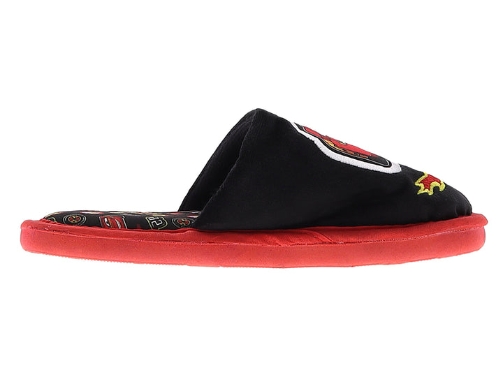 Pantuflas negras y rojas para niño con estampado de Rayo McQueen de la película Cars.