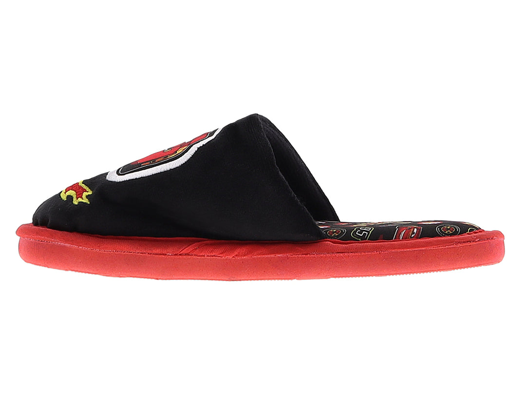 Pantuflas negras y rojas para niño con estampado de Rayo McQueen de la película Cars.