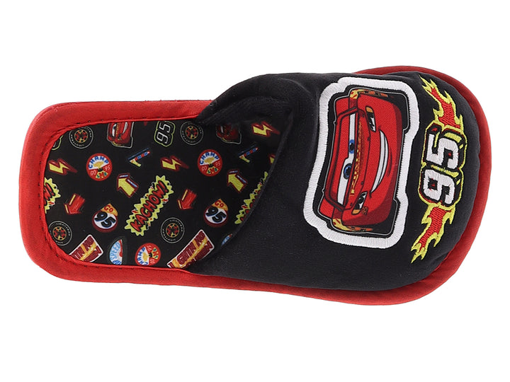 Pantuflas negras y rojas para niño con estampado de Rayo McQueen de la película Cars.
