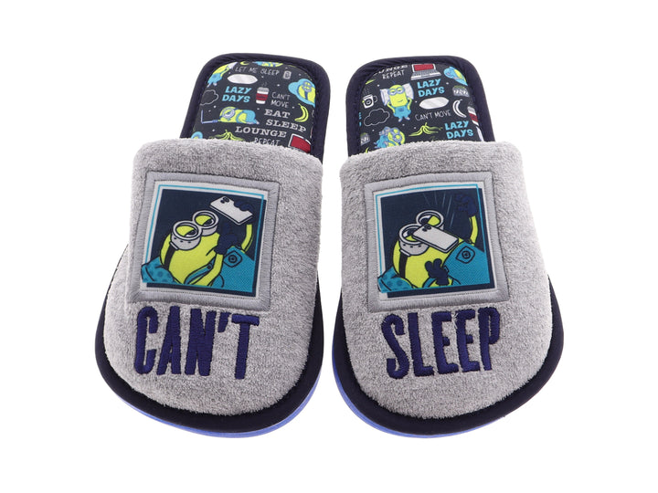 Pantuflas grises para niño con suela azul y estampado de Minions.