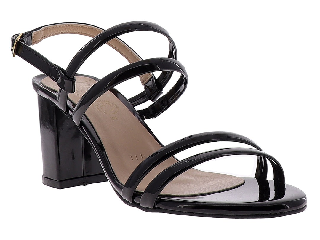 Sandalia de mujer en color negro charol con tacón cuadrado y tiras cruzadas.