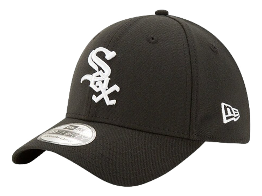 Gorra de béisbol New Era color negro con logotipo blanco bordado al frente y lateral.
