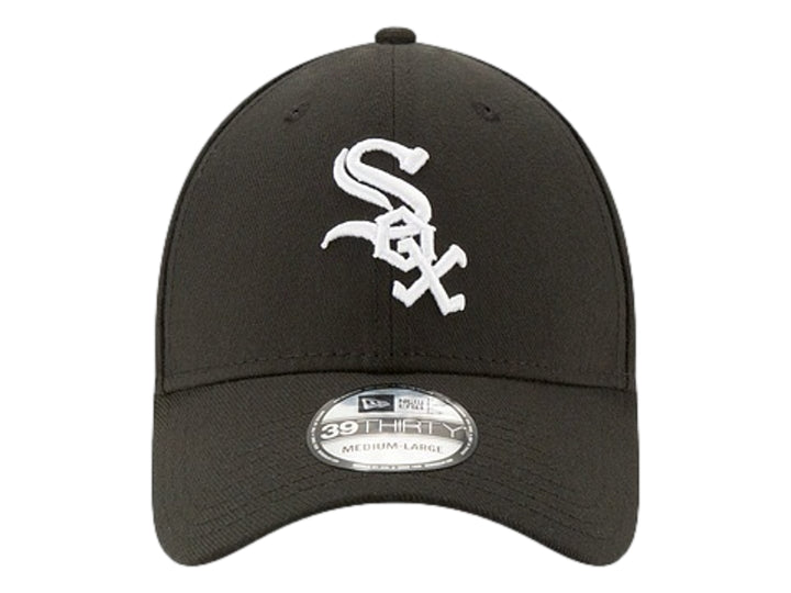 Gorra de béisbol New Era color negro con logotipo blanco bordado al frente y lateral.