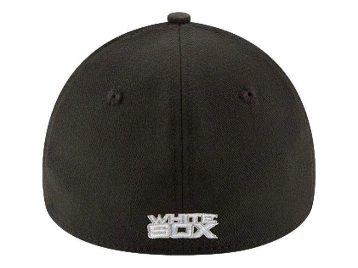 Gorra de béisbol New Era color negro con logotipo blanco bordado al frente y lateral.