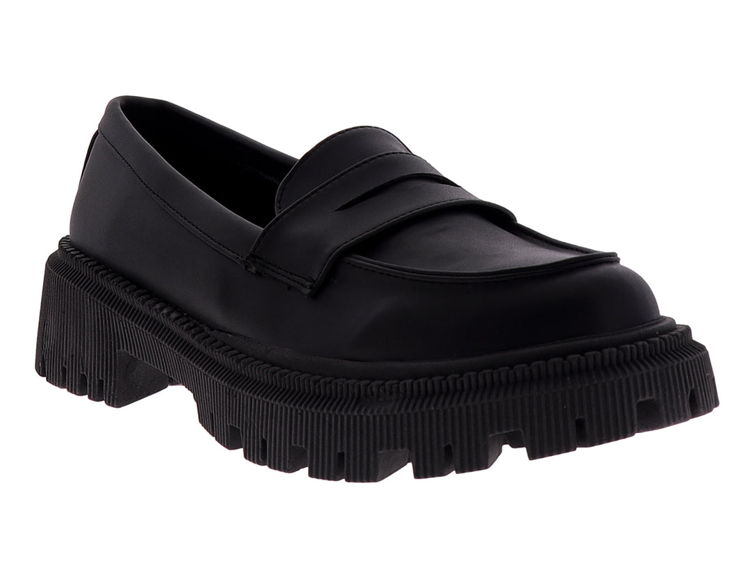 Zapato tipo mocasín color negro con suela de plataforma gruesa y dentada.