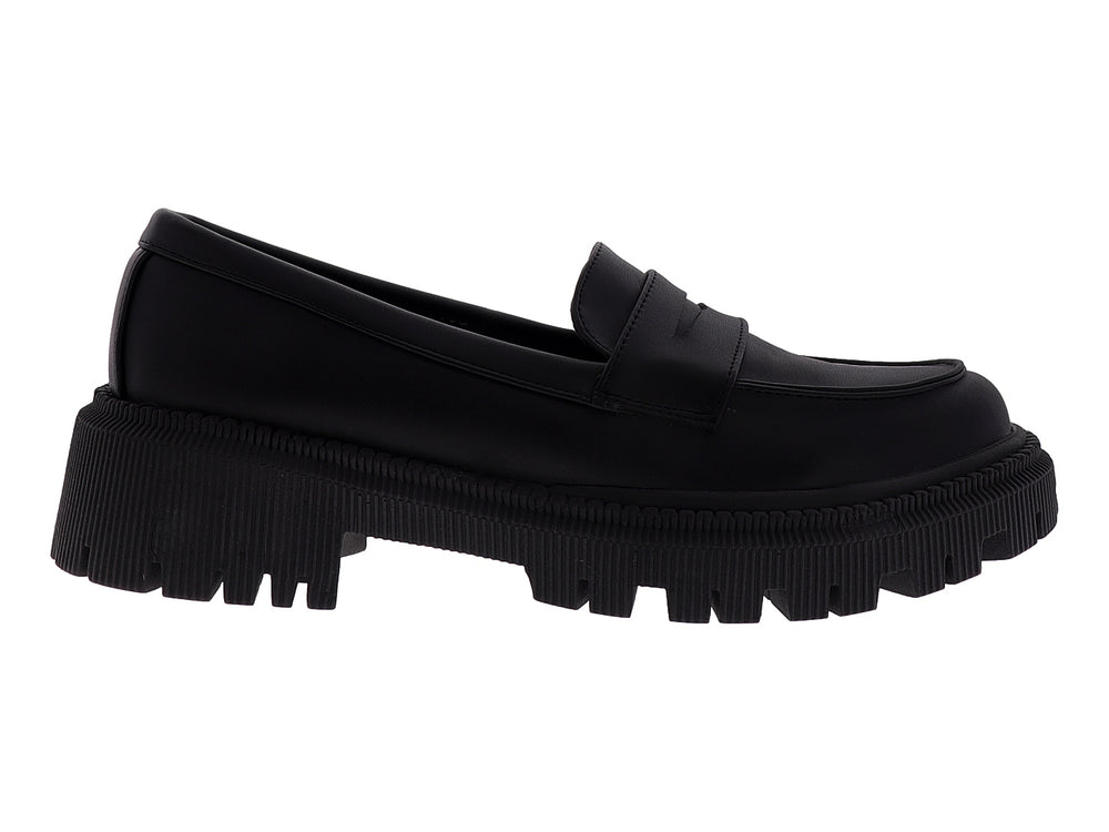 Zapato tipo mocasín color negro con suela de plataforma gruesa y dentada.