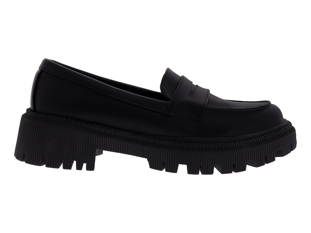 Zapato tipo mocasín color negro con suela de plataforma gruesa y dentada.