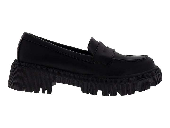 Zapato tipo mocasín color negro con suela de plataforma gruesa y dentada.