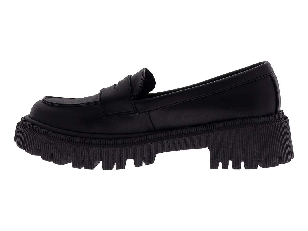 Zapato tipo mocasín color negro con suela de plataforma gruesa y dentada.