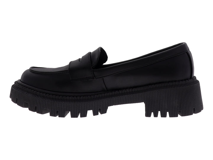 Zapato tipo mocasín color negro con suela de plataforma gruesa y dentada.