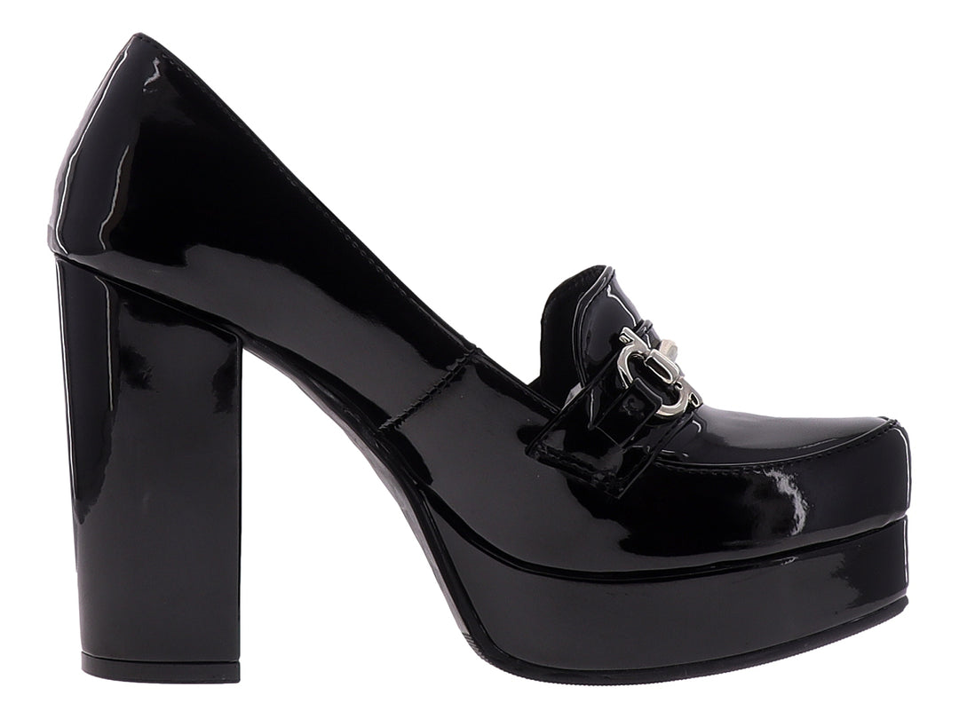 Zapato de tacón plataforma en charol negro con detalle de hebilla plateada.